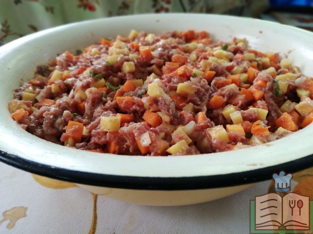 Рецепт мантов на сковороде на овощной подушке.