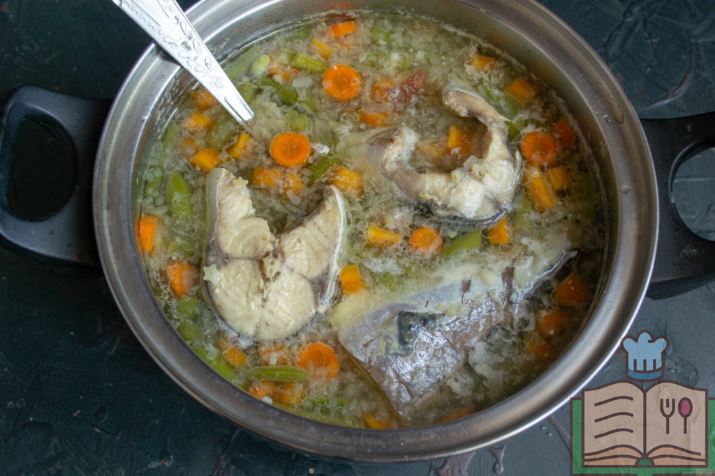 Вкусный рыбный суп из скумбрии с капустой и зеленым горошком.