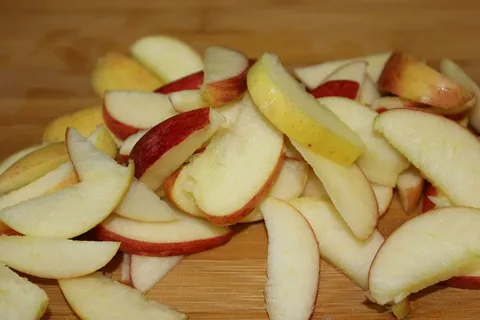 Яблоки для яблочного компота с клюквой и ванилью.