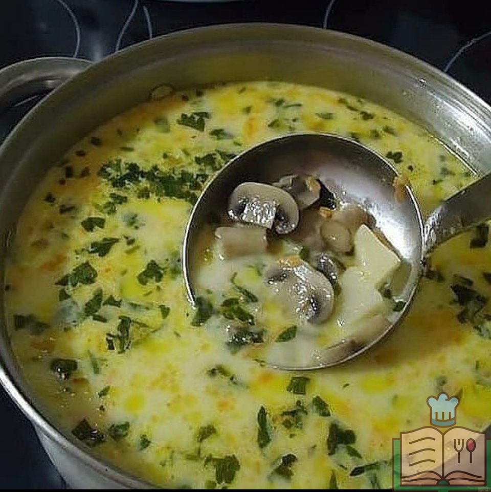 Вкусный грибной суп в кастрюле.
