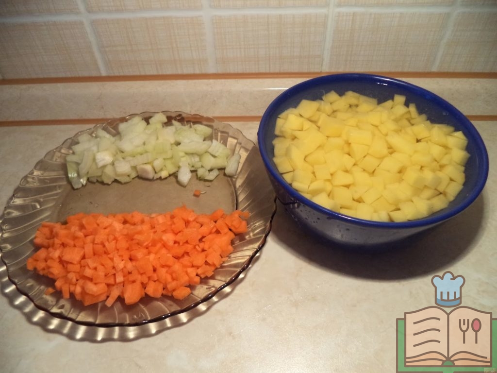 Морковь, лук и картофель для щавелевого супа с плавленым сыром.