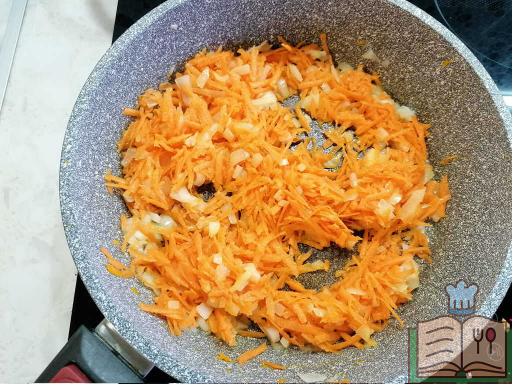 Обжаренные морковь и лук для сырного супа с запеченным картофелем.
