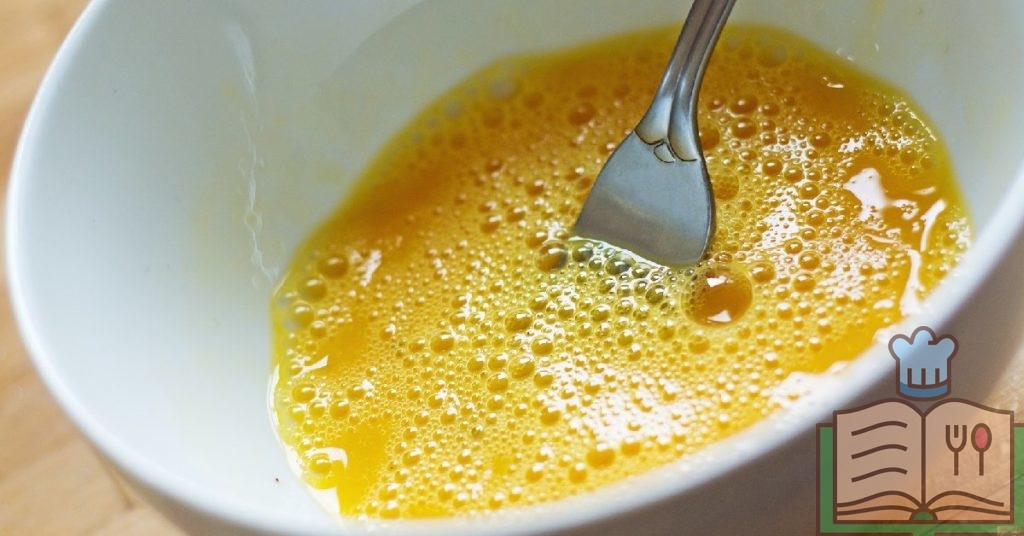 Взбитые яйца для классического рецепта щавельного супа.