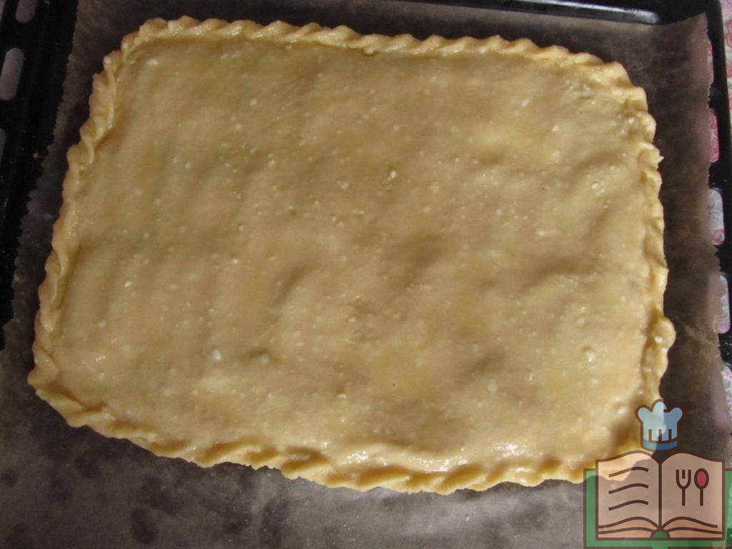 Процесс приготовления легкого яблочного пирога на кефире.
