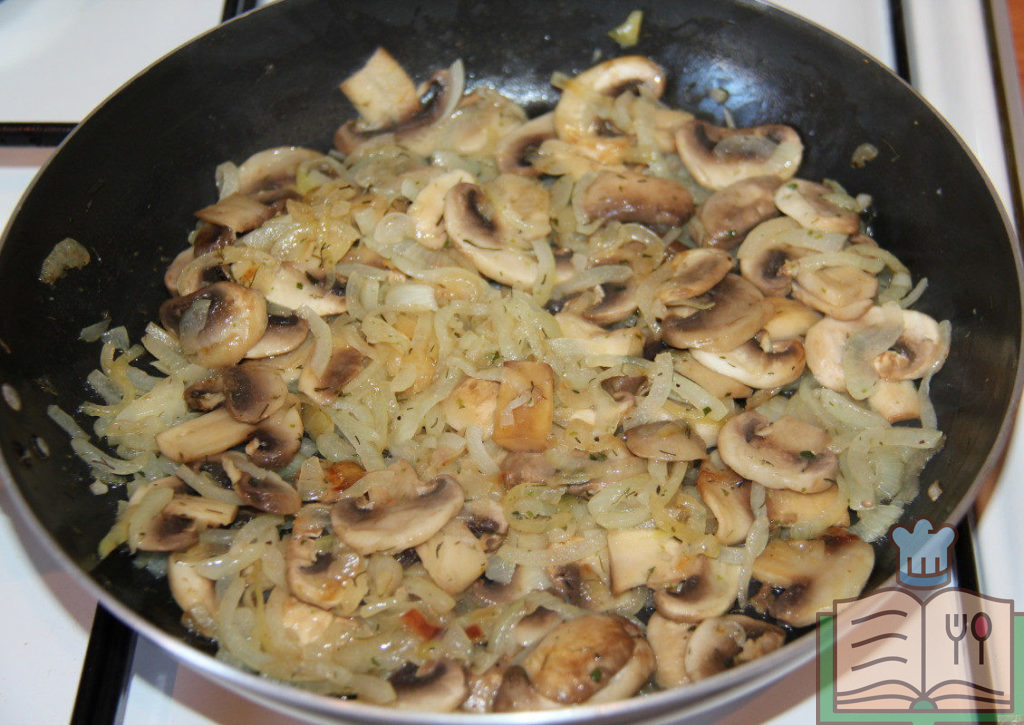 Жареные лук и шампиньоны для омлета с грибами.
