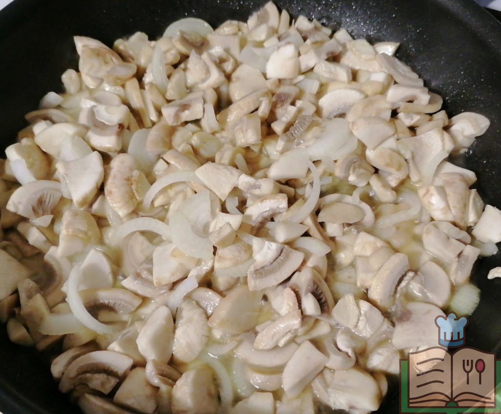 Жареные шампиньоны и лук для жульена с курицей и грибами в сливках.