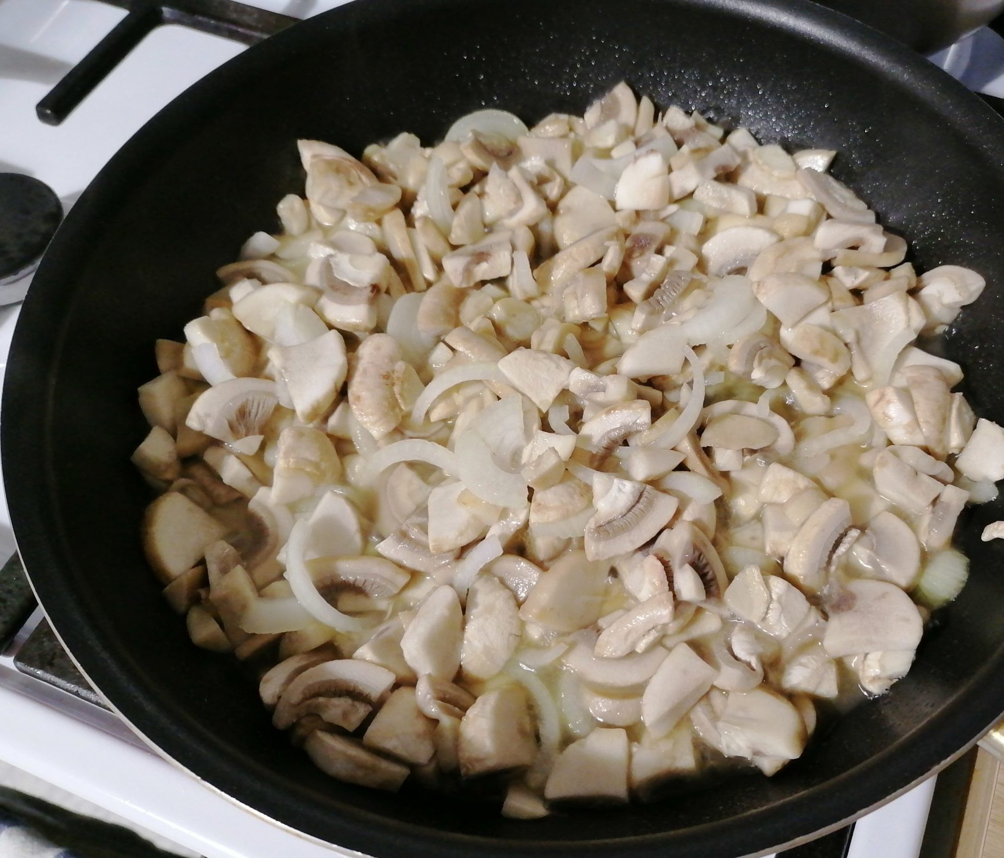 Сколько жарить шампиньоны с луком. Жареные шампиньоны с луком. Жареные грибы с луком на сковороде. Луговые шампиньоны жареные с луком. Шампиньоны на сковороде с луком сыром.