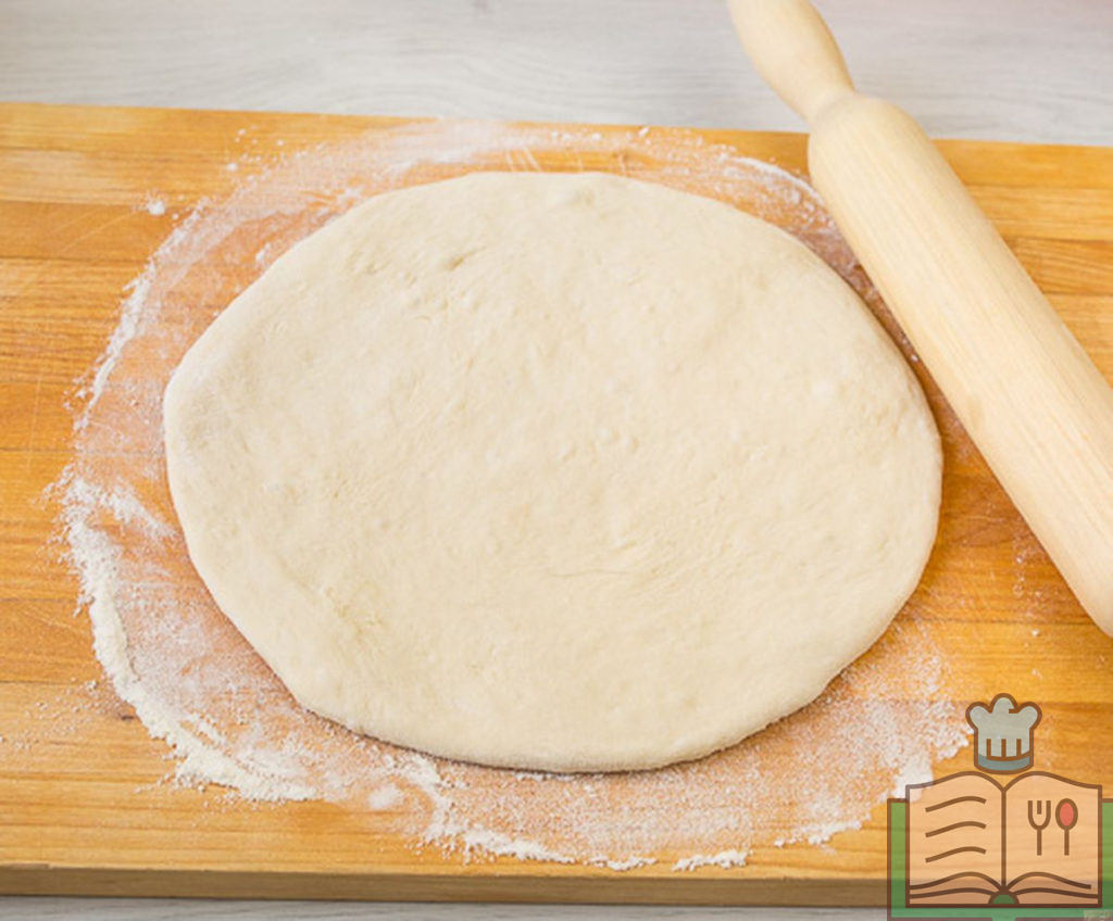 Тесто нарезанное для рецепта ленивых хачапури с сыром.
