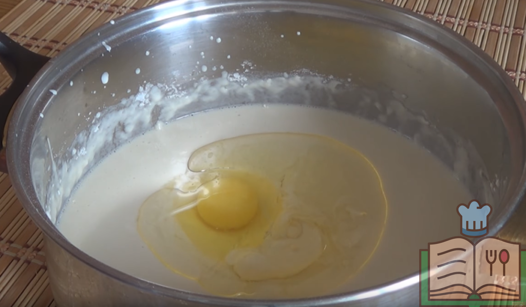 Яично молочная смесь для рецепта ленивых хачапури с сыром.