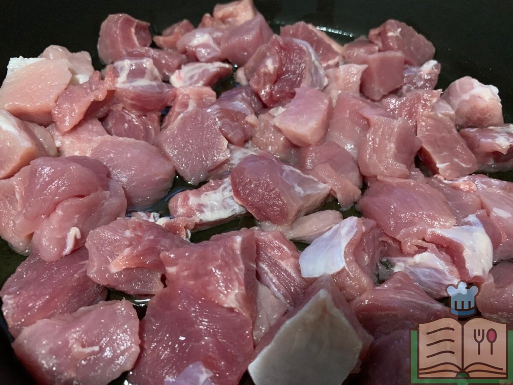 Мясо на сковороде для рецепта мясо с черносливом тушеное.