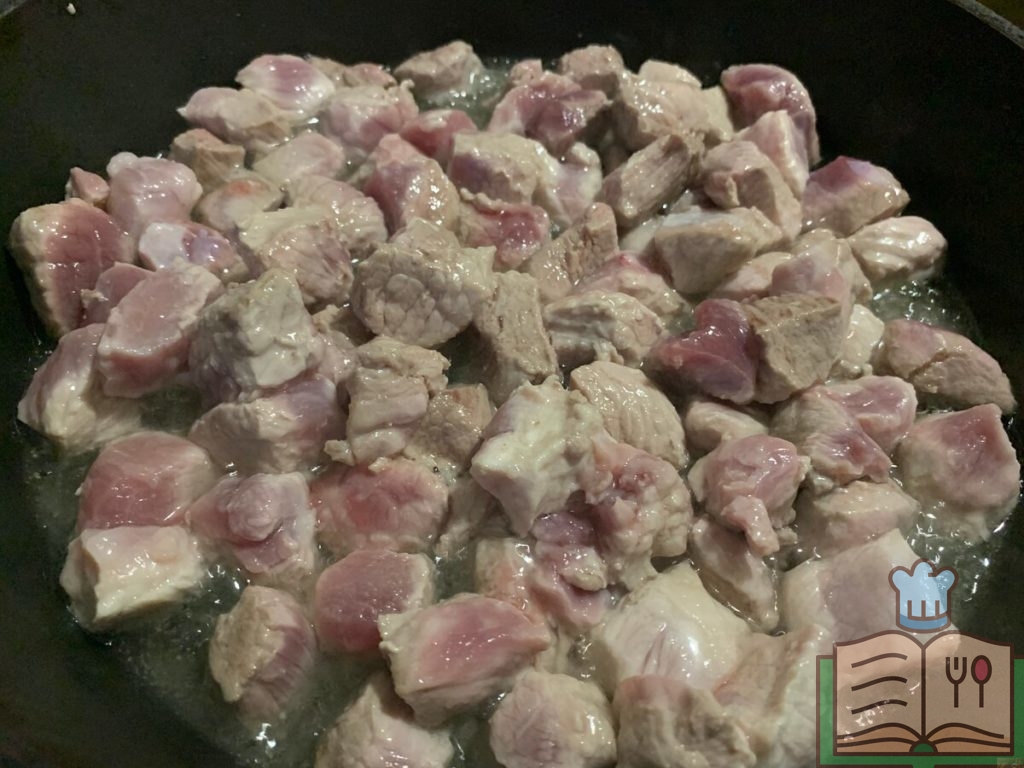 Жареное мясо для рецепта мясо с черносливом тушеное.