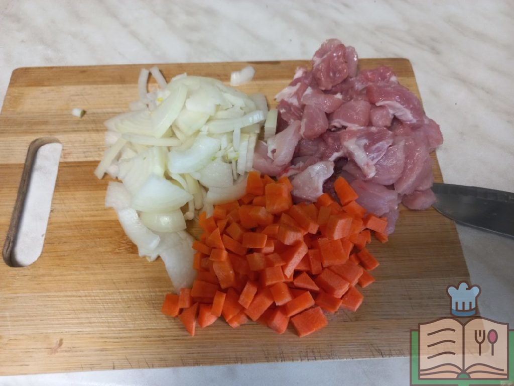 мясо, лук, морковь и чеснок кубиками для рецепта мясной пирог в духовке.